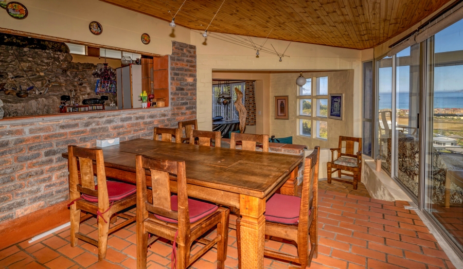 5 Bedroom Property for Sale in Clovelly Western Cape